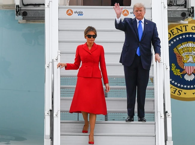 Η «κόκκινη» Melania Trump εντυπωσίασε στη Γαλλία!