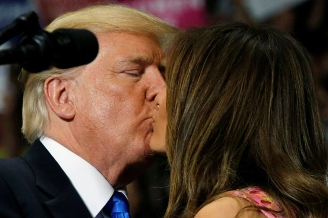 Donald Trump: Το παθιασμένο του φιλί στη Melania!