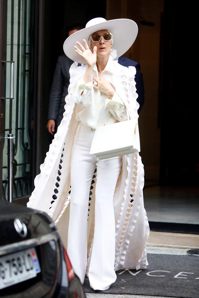 H Celine Dion σε μία από τις πιο ασυνήθιστες εμφανίσεις της ως άλλη... Lady Gaga!