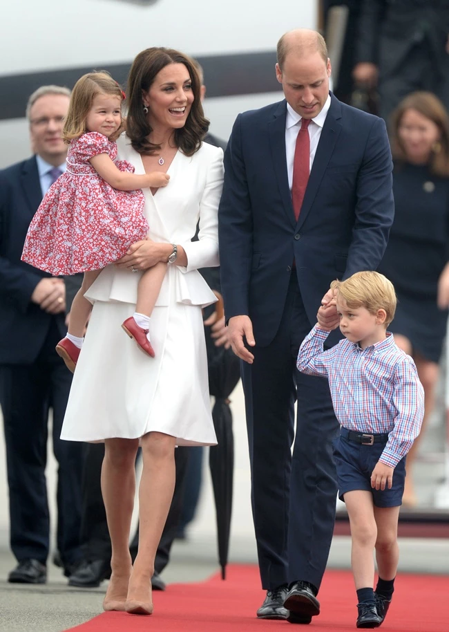Η πριγκίπισσα Charlotte φόρεσε παπούτσια του θείου της, πρίγκιπα Harry!