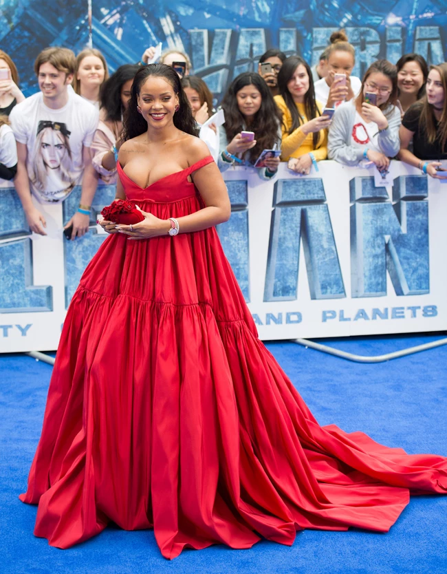 Rihanna - Cara Delevingne: Τι φόρεσαν στην πρεμιέρα του "Valerian" στο Λονδίνο;