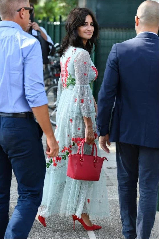 Penelope Cruz | Η casual εμφάνιση από τη Βενετία που μας εντυπωσίασε