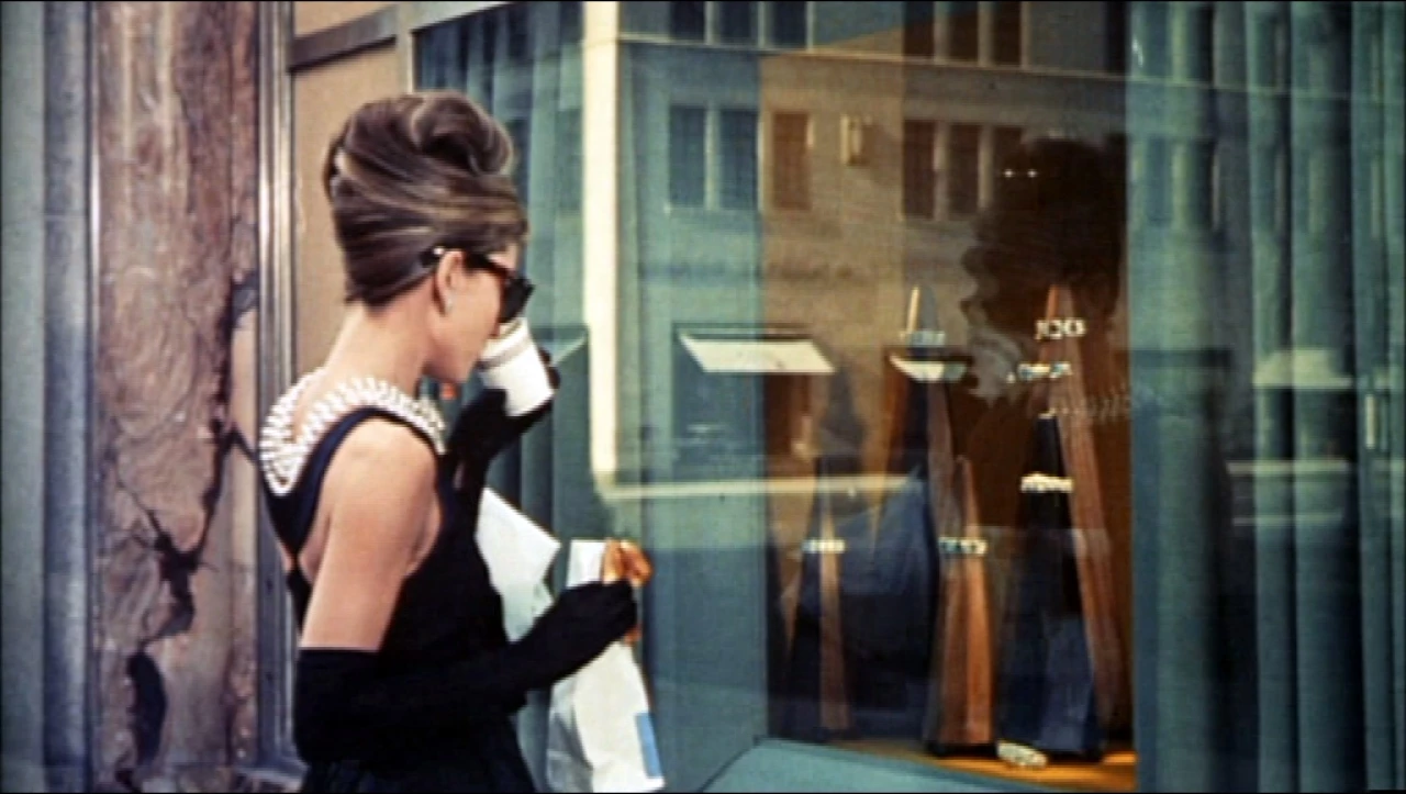 Ταξιδεύεις κι εσύ κάθε φορά που βλέπεις το Breakfast at Tiffany's; Ήρθε η ώρα να μάθεις το πιο τέλειο νέο!