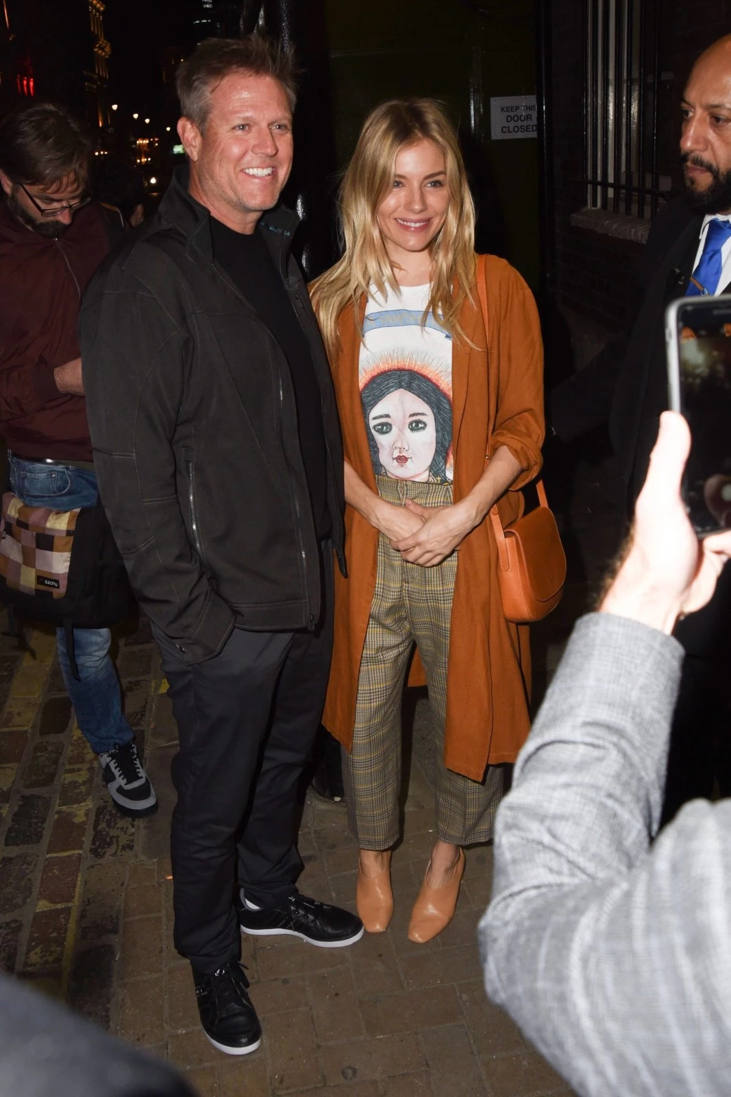 Sienna Miller: Με τι συνδύασε το graphic t-shirt της;