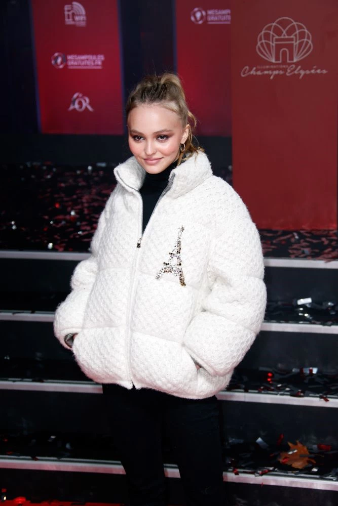 Η Lily-Rose Depp μόλις φόρεσε την πιο κομψή (και παριζιάνικη) εκδοχή του puffer jacket