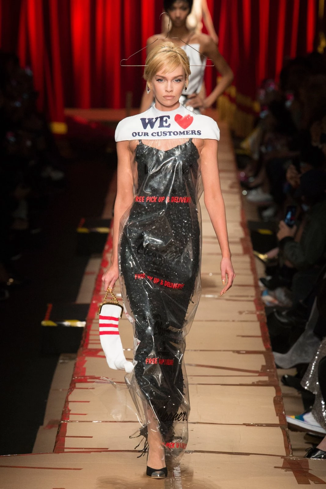 Moschino | Το φόρεμα της χειμερινής συλλογής που μας έχει αφήσει με το στόμα ανοιχτό!