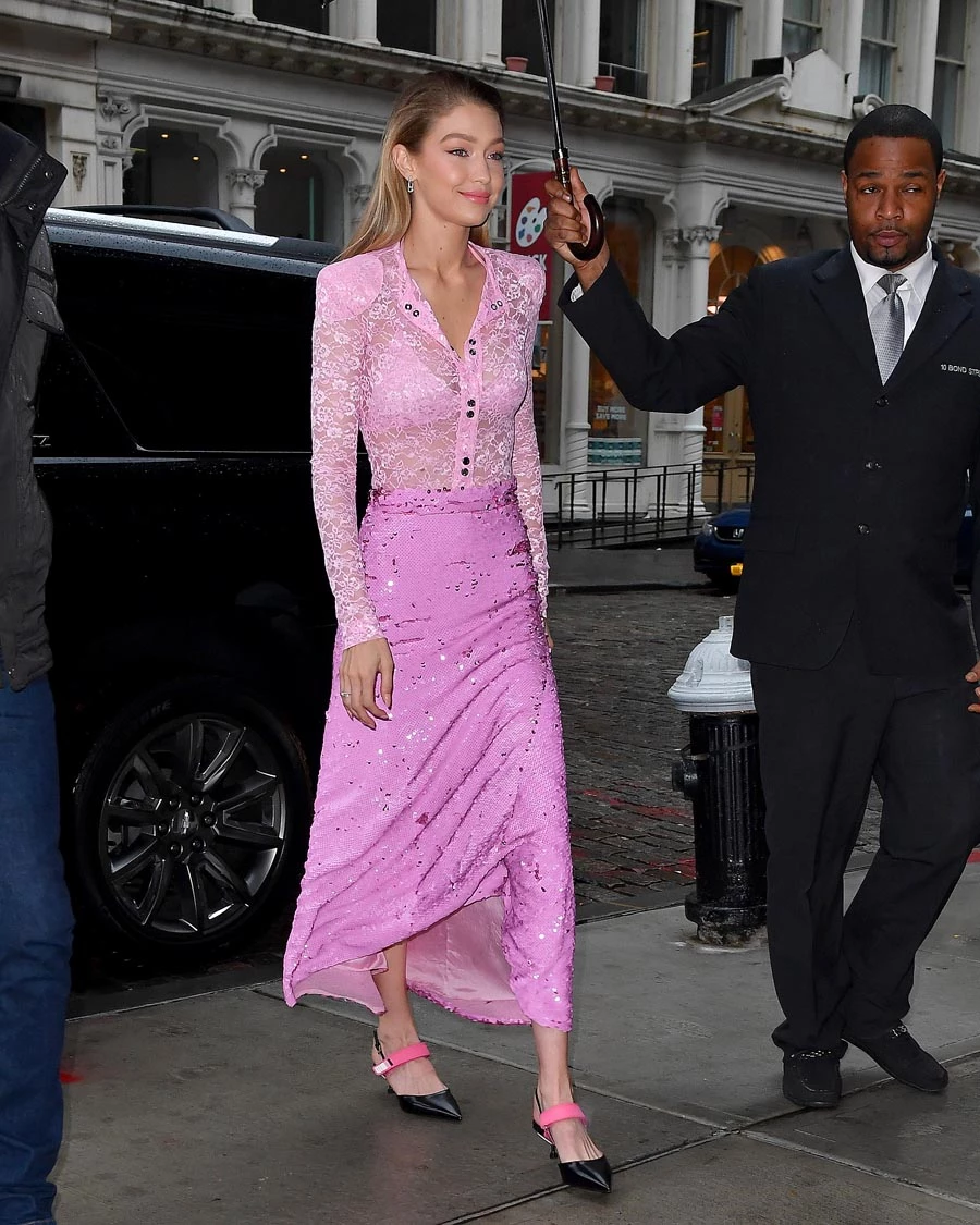 Ροζ ντύσιμο; Η Gigi Hadid το κάνει πολύ σωστά!