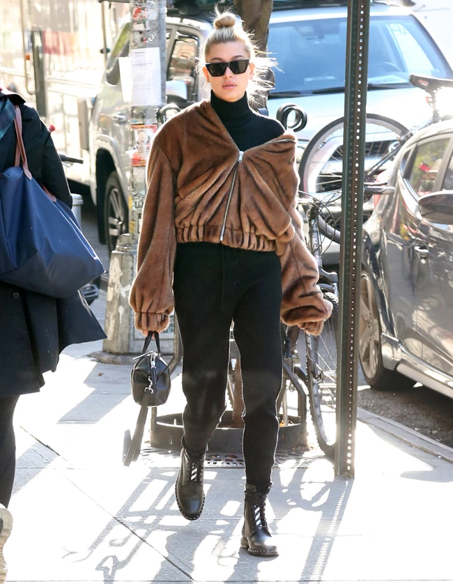 Hailey Baldwin: To total black look της είναι τέλειο για κάθε μέρα