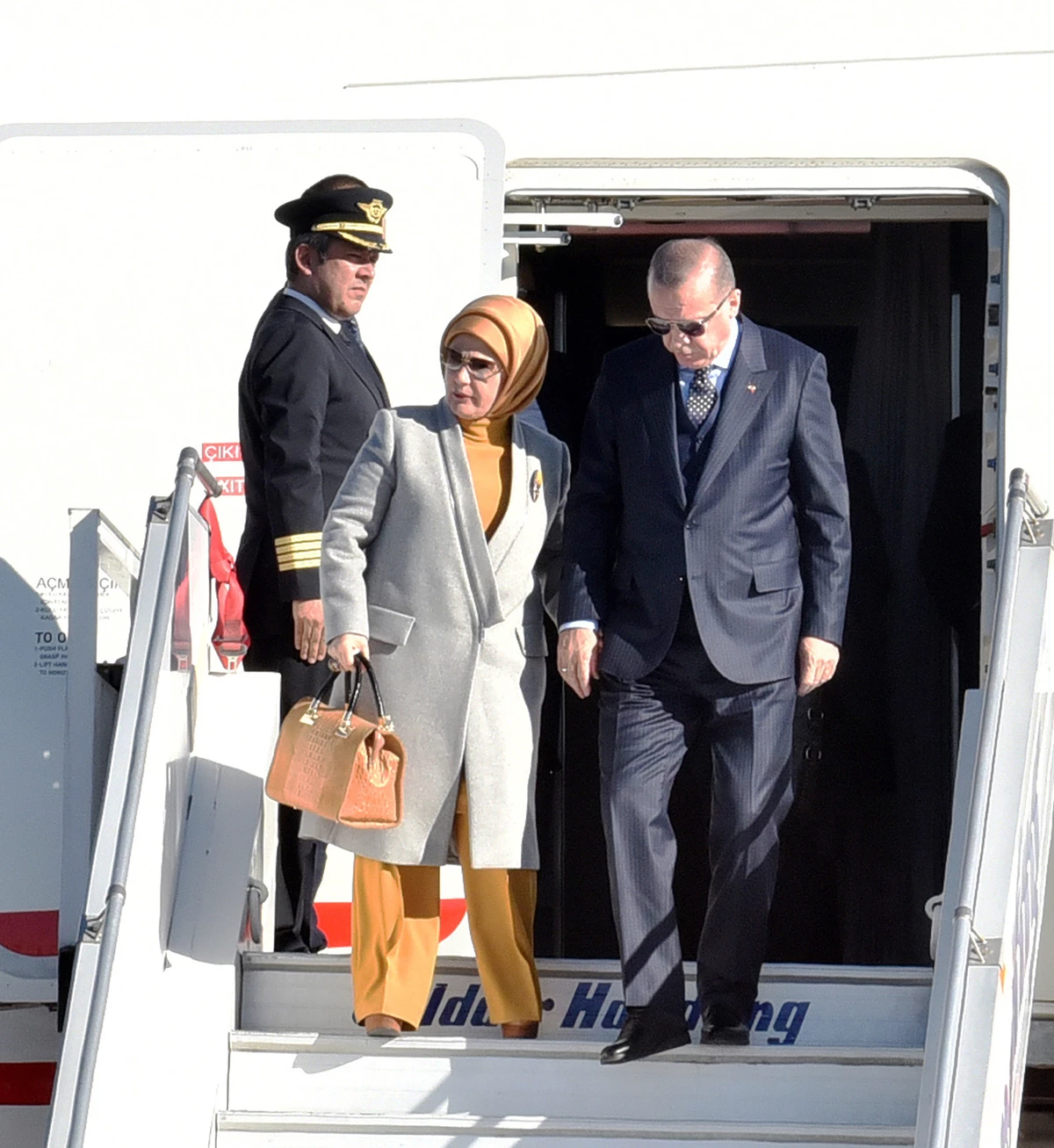 Emine Erdoğan | Τι φόρεσε η Πρώτη Κυρία της Τουρκίας για την άφιξή της στην Αθήνα;