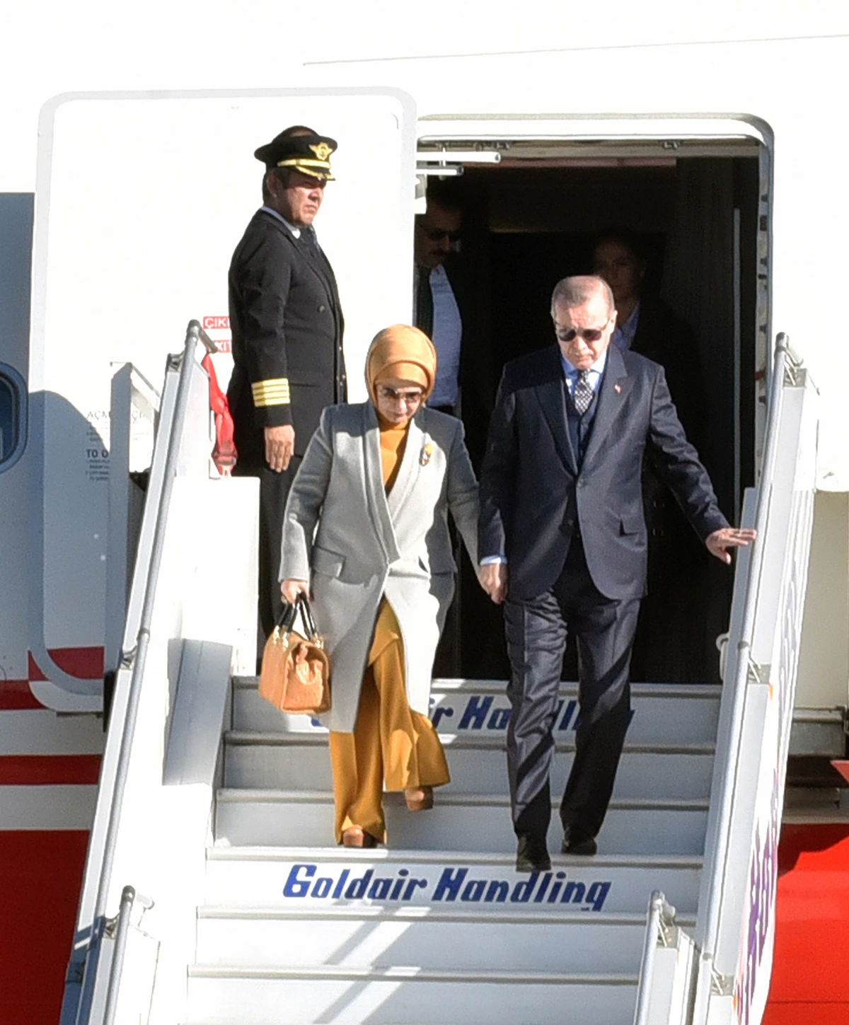 Emine Erdoğan | Τι φόρεσε η Πρώτη Κυρία της Τουρκίας για την άφιξή της στην Αθήνα; - εικόνα 2