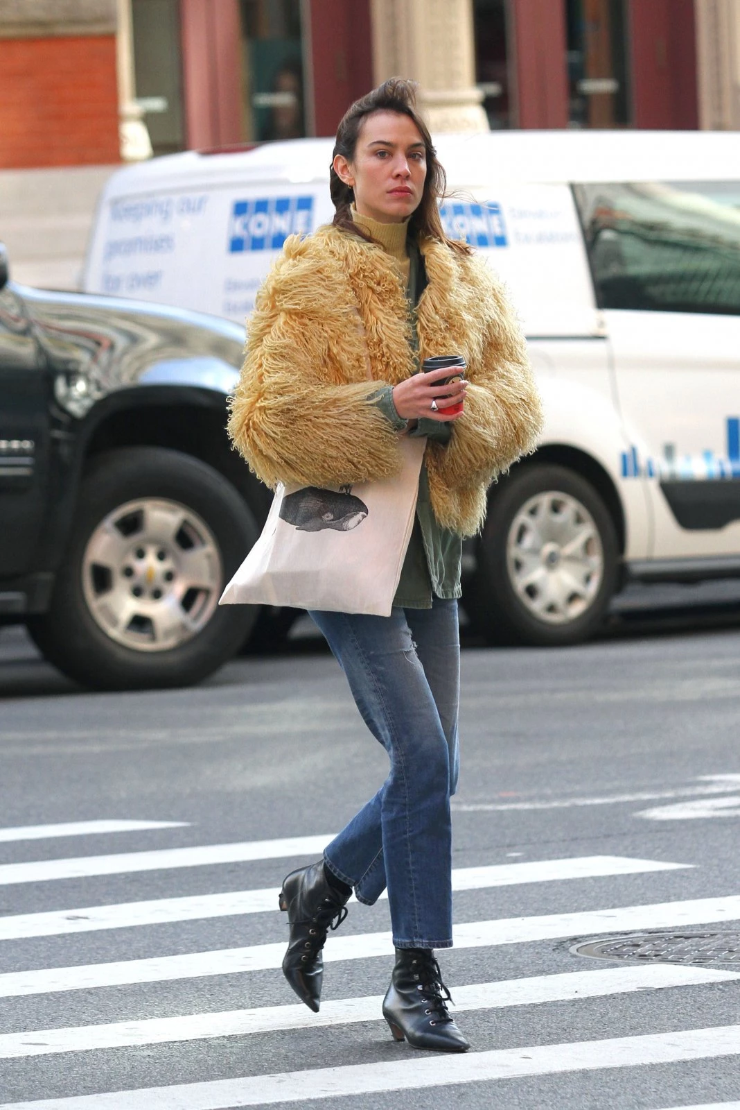 Alexa Chung | Πώς ντύνεται όταν έχει κρύο; Ένα super stylish outfit