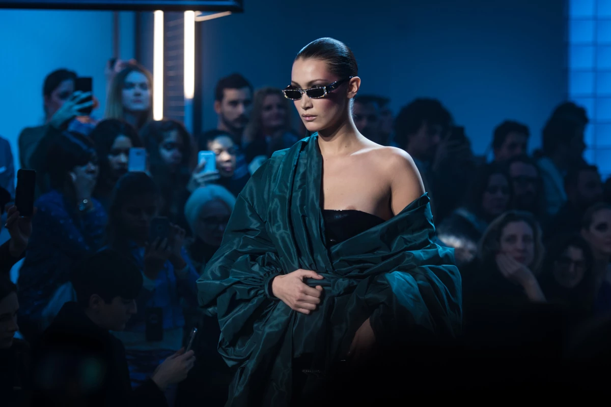 Bella Hadid | Το... ατυχηματάκι της στην πασαρέλα της Εβδομάδας Υψηλής Ραπτικής