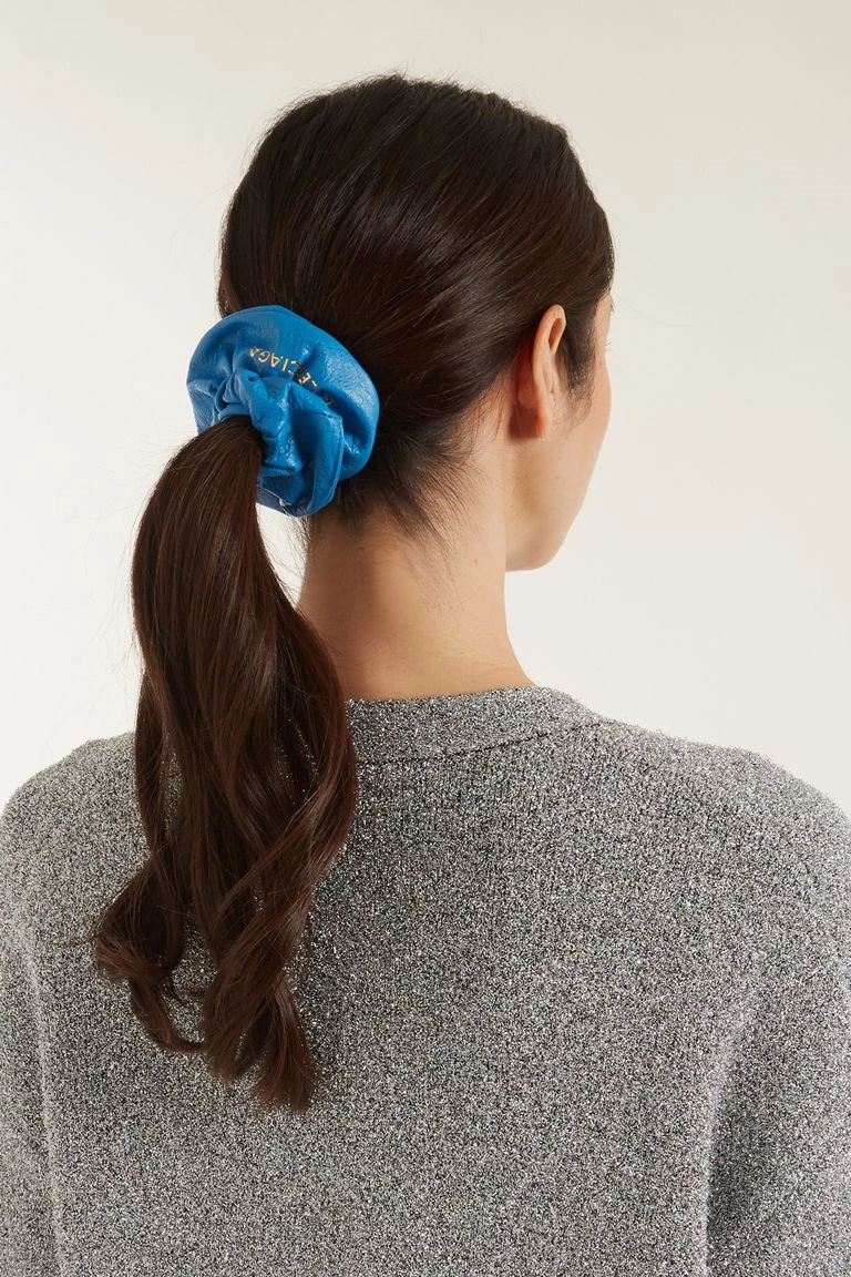 Είναι αυτό, το ακριβότερο λαστιχάκι (scrunchie) μαλλιών που έχουμε δει;