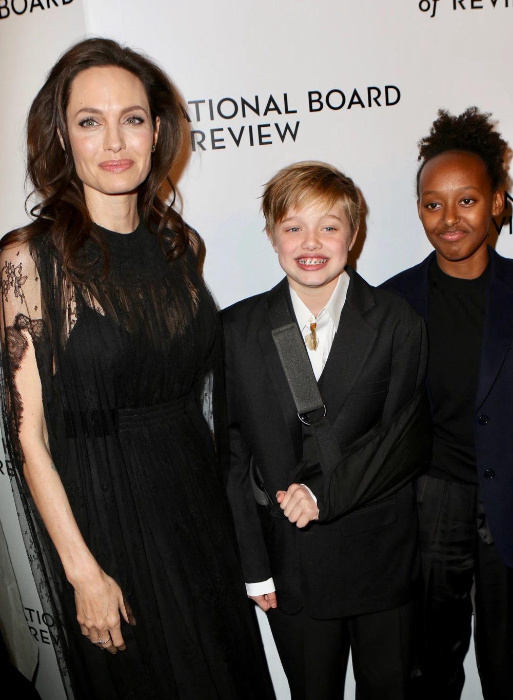 Angelina Jolie | Μαζί με τις κόρες της στο κόκκινο χαλί - εικόνα 2