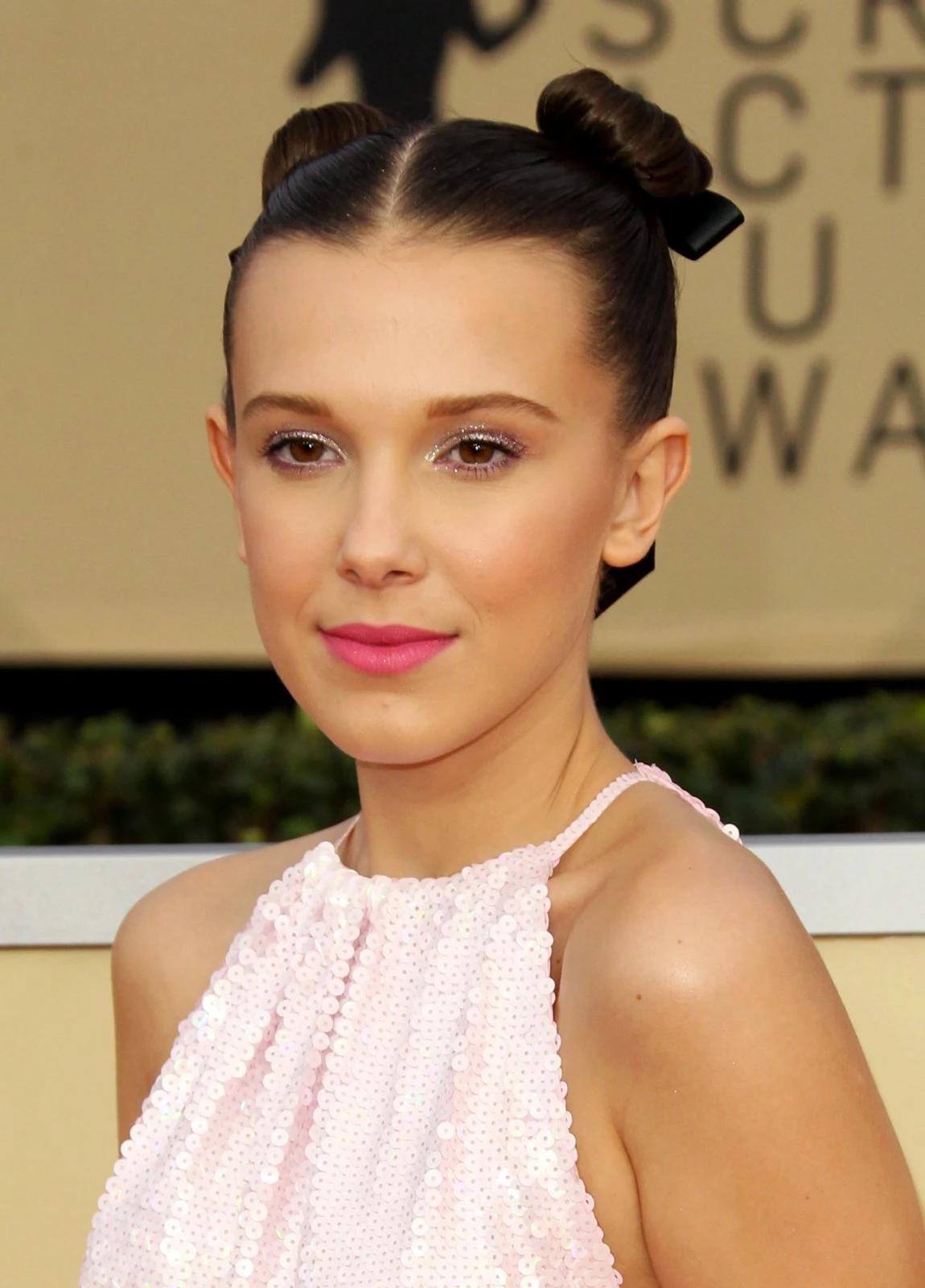 Αν βαρέθηκες να βλέπεις τα μαλλιά της Millie Bobby Brown από τα SAG, δες αυτό που θα σε ενθουσιάσει - εικόνα 2