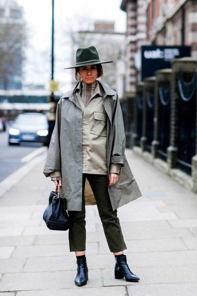 Αδιάβροχο παλτό | 5 κομψές ιδέες για να το φορέσεις με κάθε σου outfit