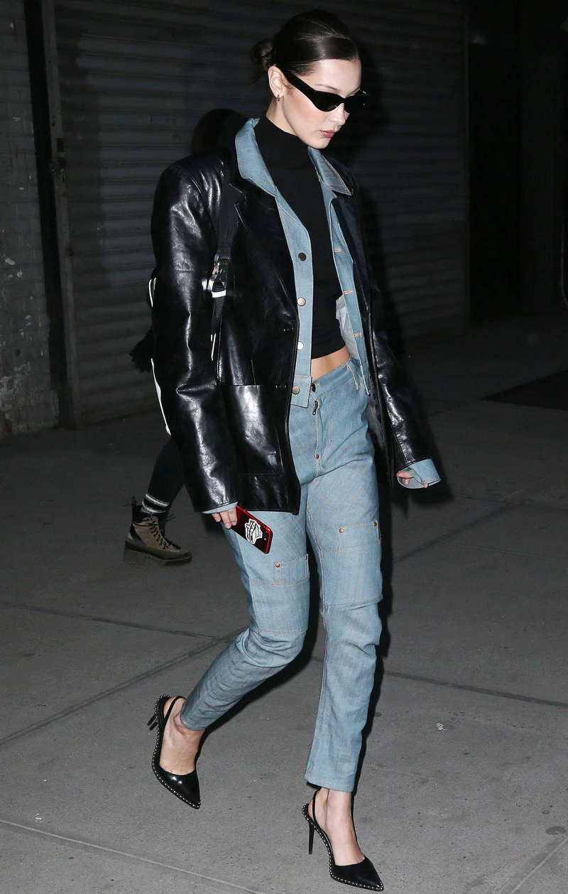 Bella Hadid | Δες πώς φόρεσε το denim suit (αν αγαπάς το τζιν, θα το λατρέψεις!)