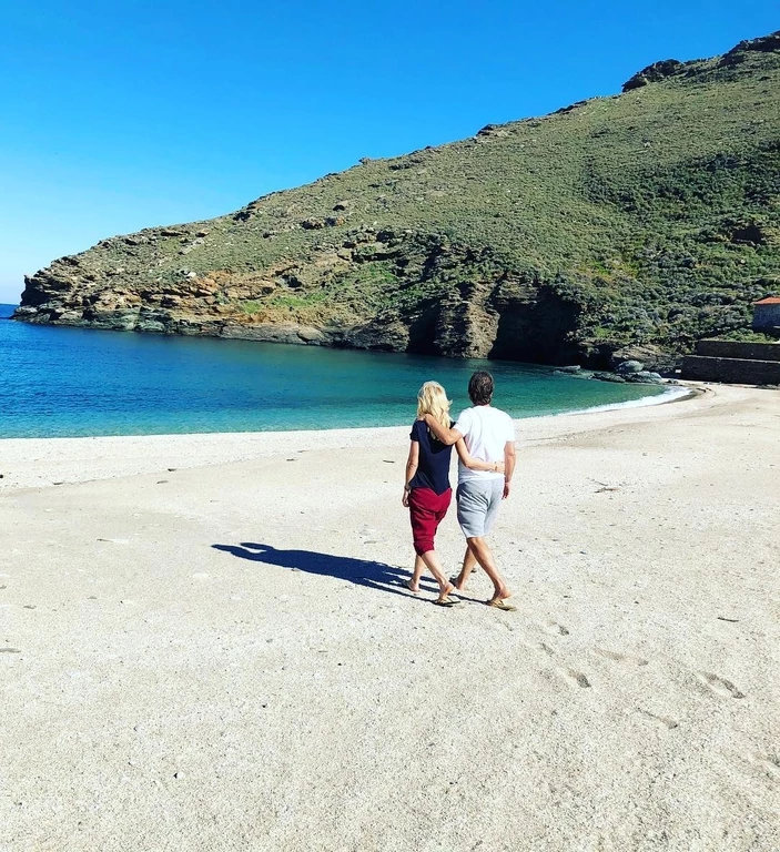 Ελένη Μενεγάκη: Aγκαλιά με τον Ματέο στην παραλία στα Άχλα σε άκρως ρομαντικές στιγμές