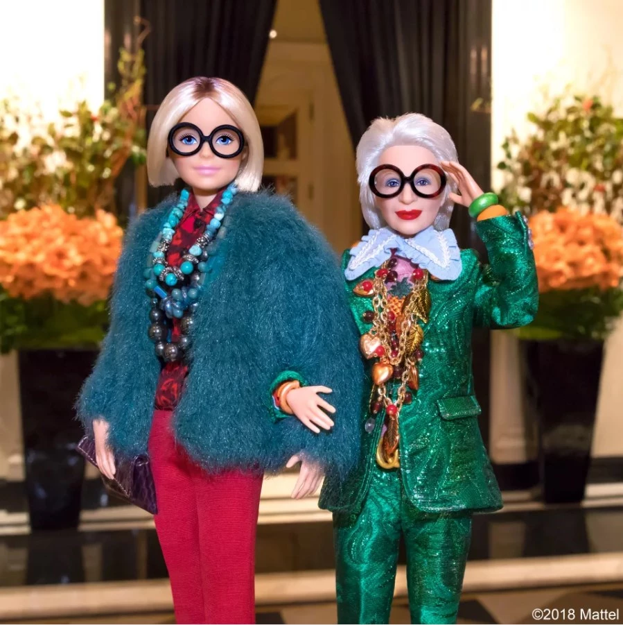 Iris Apfel | Μεταμορφώνεται σε... κούκλα Barbie!