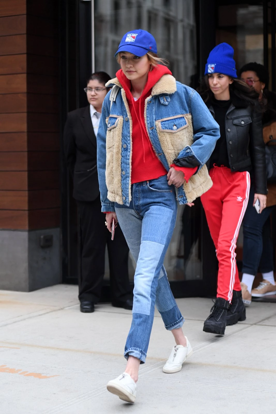 Gigi Hadid | Με denim look σε αγώνα χόκεϊ