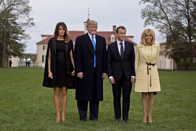 Melania Trump – Brigitte Macron | Τι επέλεξαν να φορέσουν στην πρώτη κοινή εμφάνισή τους;
