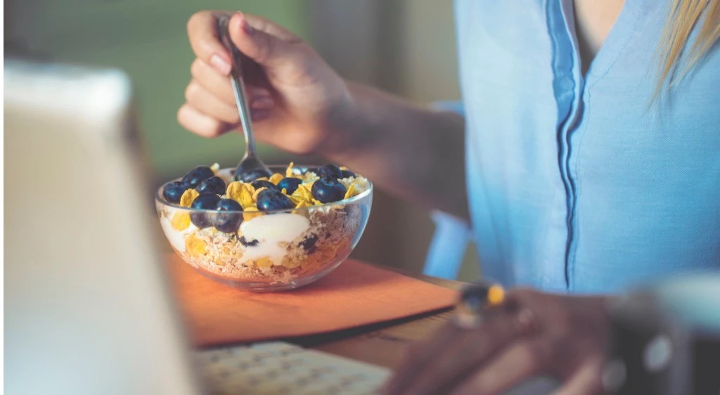 5 συνταγές για γρήγορο πρωινό με τη σωστή αναλογία πρωτεΐνης και υδατάνθρακα
