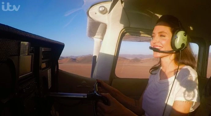Angelina Jolie | Ήξερες ότι έχει δίπλωμα για να πετάει αεροπλάνο;!