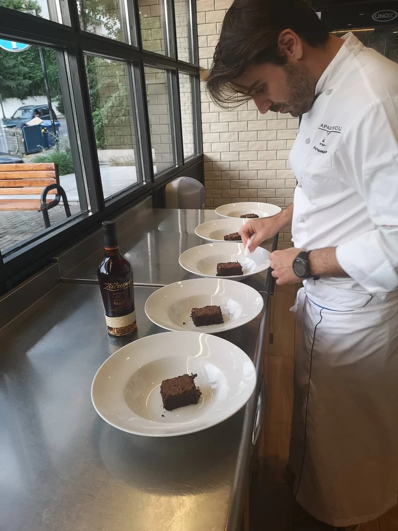 Η συνταγή για το πιο απολαυστικό brownie με την υπογραφή του Φίλιππου Παπασπύρου και το άρωμα του ρουμιού Zacapa Solera 23 - εικόνα 1