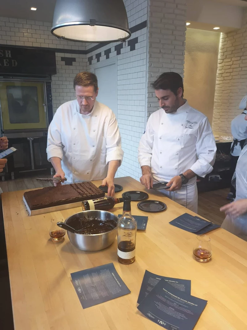 Η συνταγή για το πιο απολαυστικό brownie με την υπογραφή του Φίλιππου Παπασπύρου και το άρωμα του ρουμιού Zacapa Solera 23 - εικόνα 2