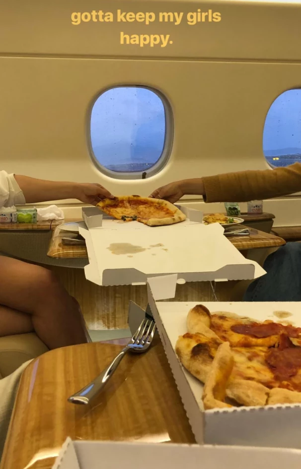 Bella Hadid | Δεν πετάει χωρίς την... πίτσα της! - εικόνα 2