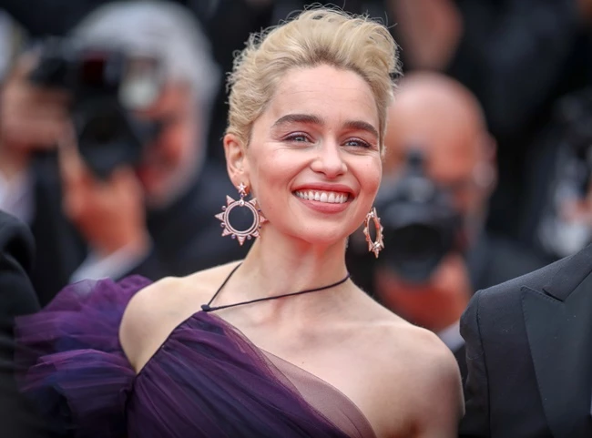 Emilia Clarke | Με εντυπωσιακή μωβ τουαλέτα στις Κάννες!