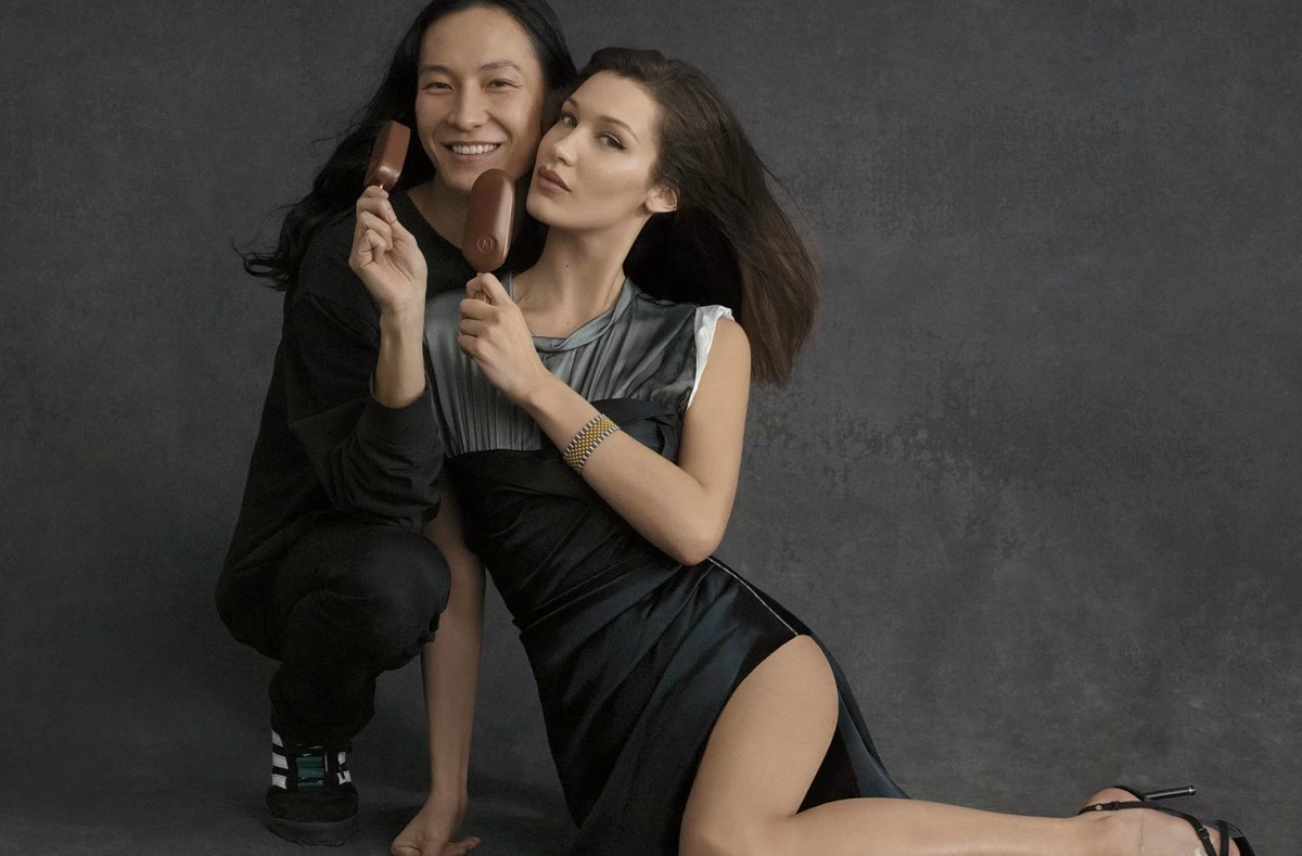 Η Bella Hadid κατάφερε να κάνει μια διαφήμιση παγωτού να δείχνει high fashion