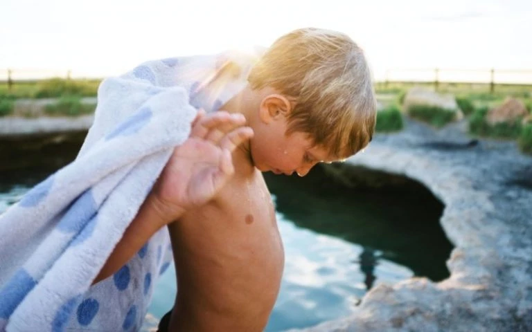 8 σημαντικά βήματα για να μεγαλώσουμε συναισθηματικά υγιή αγόρια