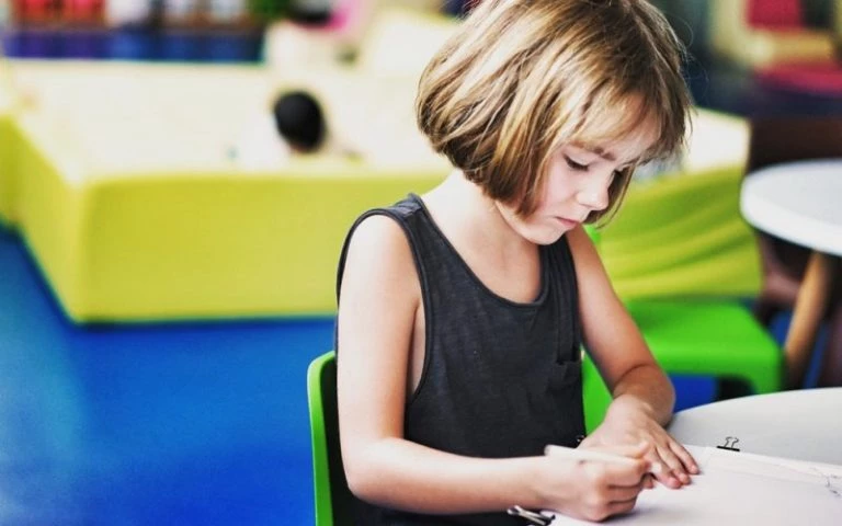 Οι 4 φάσεις που περνούν παιδιά και γονείς κατά τη μετάβαση από το Δημοτικό στο Γυμνάσιο