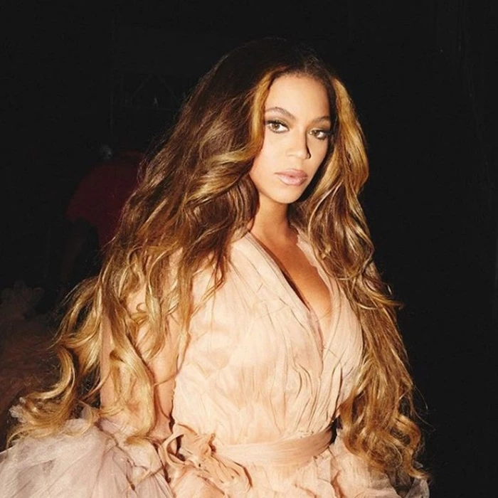 Έχεις καμπύλες; Φόρεσε το φλοράλ όπως η Beyonce