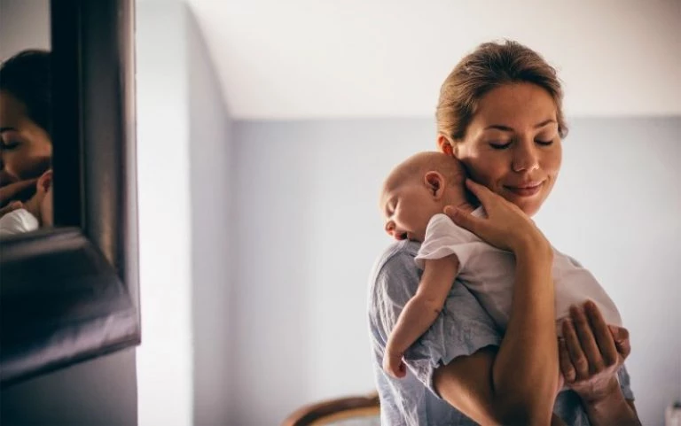 10 βασικά πράγματα που πρέπει να ξέρεις όταν επισκέπτεσαι ένα νεογέννητο