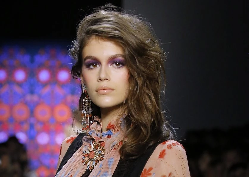 10 φορές που η Kaia Gerber απέδειξε πως είναι το απόλυτο beauty icon