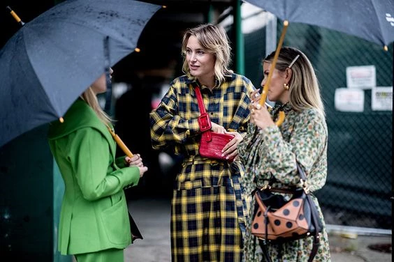 Τι να φορέσω όταν βρέχει | Δέκα cool outfits για το σημερινό καιρό