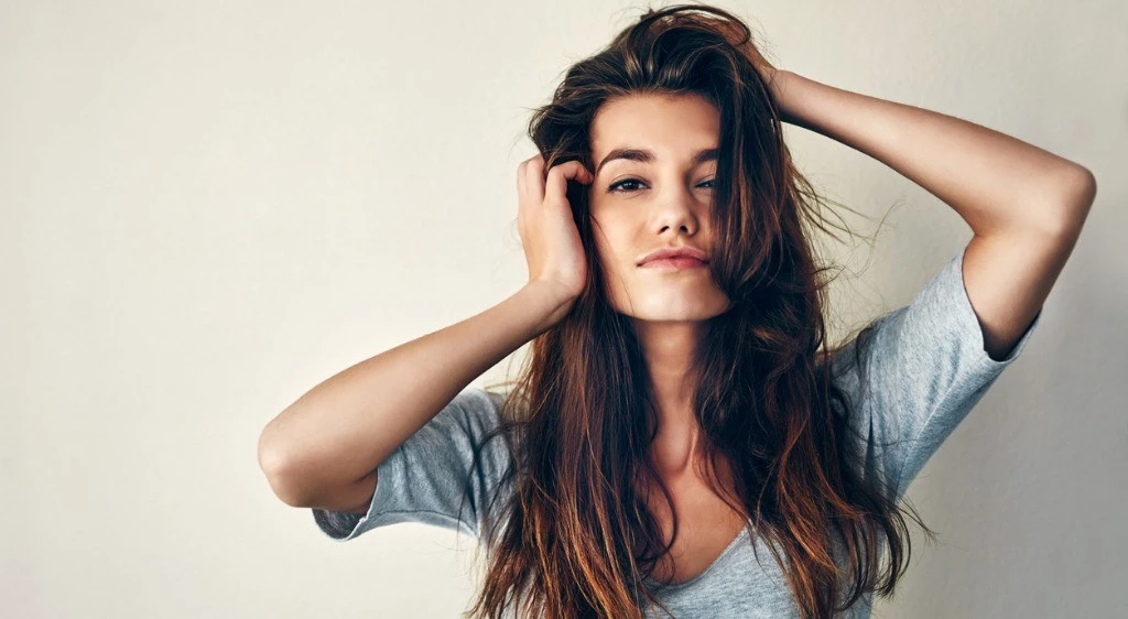Λάμψη και ενδυνάμωση στα μαλλιά | Οι 5 συνήθειες που έχουν οι γυναίκες με μακριά, υγιή μαλλιά  