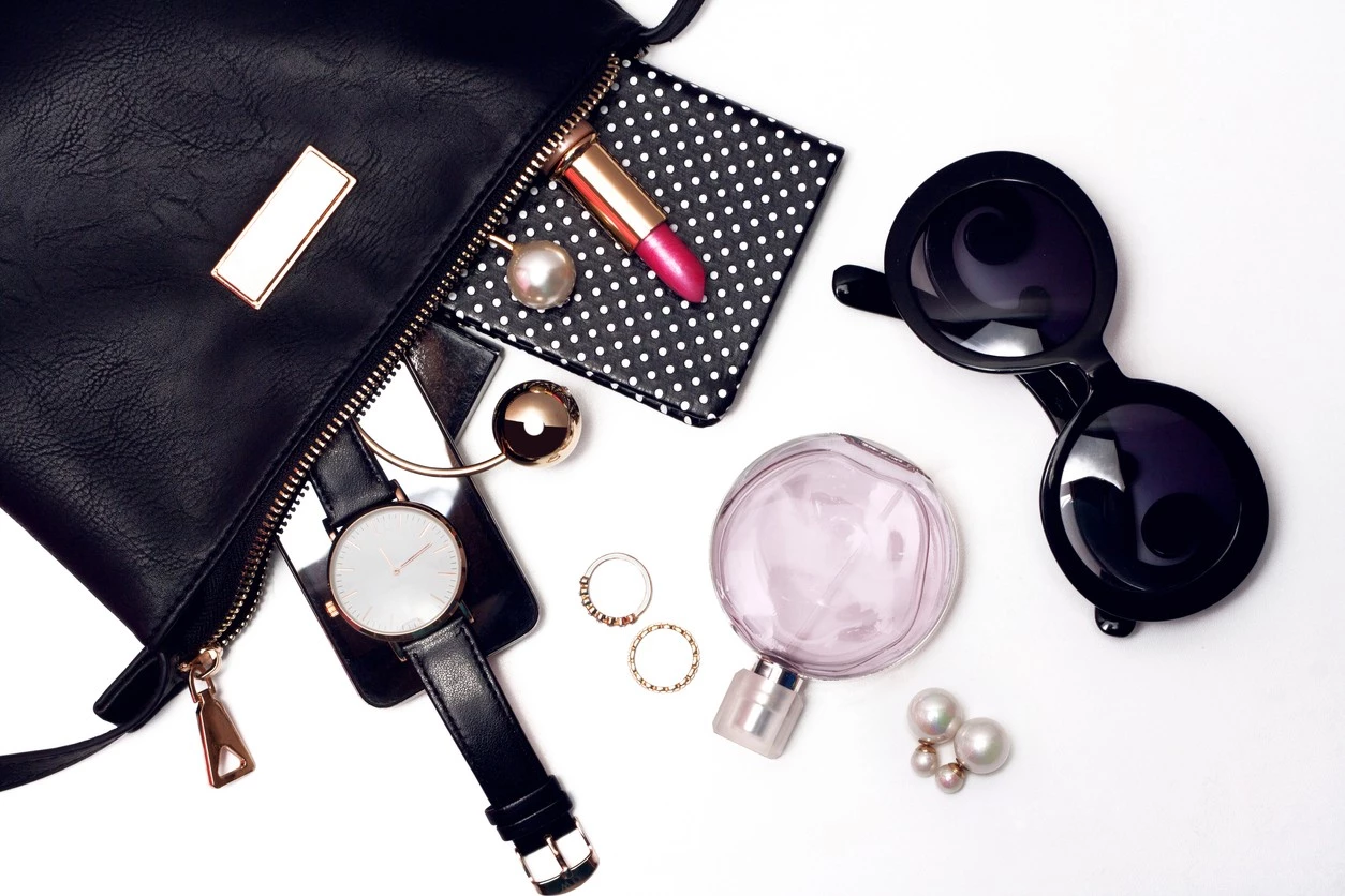 Τα 10 αντικείμενα που πρέπει να έχεις πάντα στην τσάντα σου