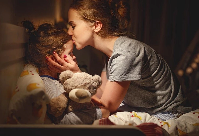 Το να αγκαλιάζετε τα παιδιά για καληνύχτα είναι τρόπος επικοινωνίας της αγάπης χωρίς να πείτε λέξη