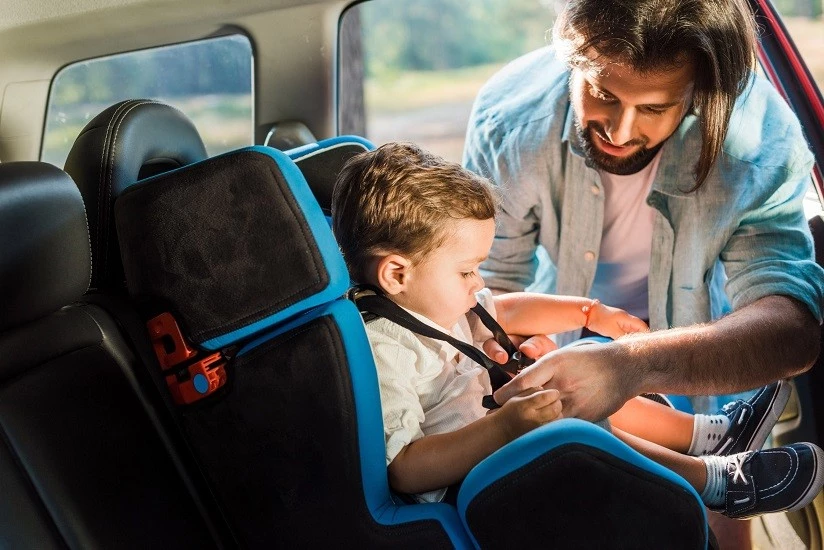 5 πράγματα που μπορείτε να κάνετε όταν το παιδί αρνείται να μπει στο παιδικό κάθισμα αυτοκινήτου