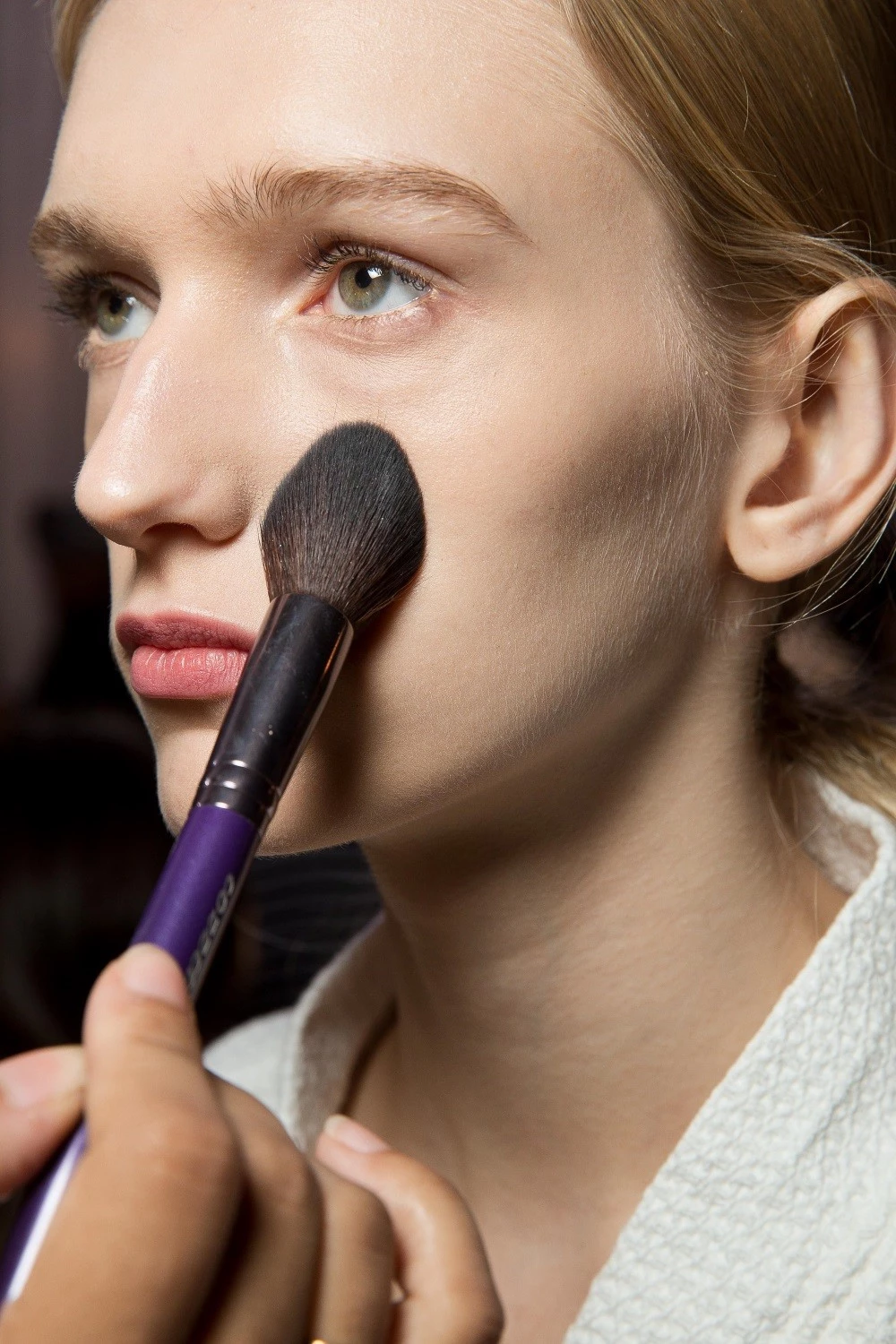 Πώς εφαρμόζουν οι make up artists την setting powder (μάλλον το κάνουμε τελείως λάθος)