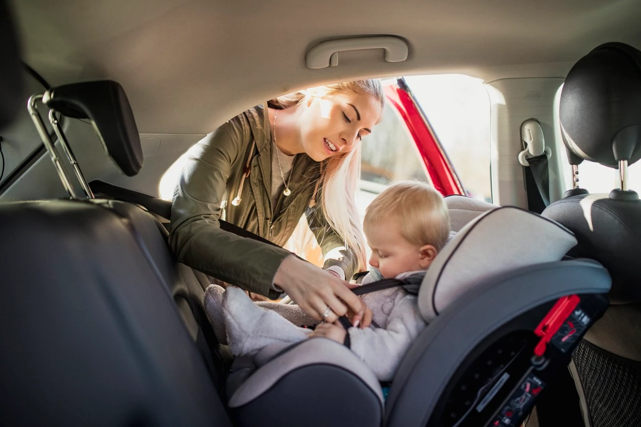 Έρευνα | Τα μωρά δεν πρέπει να κοιμούνται στα καθισματάκια αυτοκινήτου μετά το πέρας του ταξιδιού