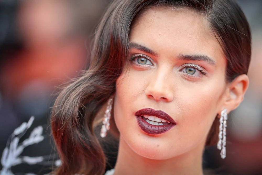 Ο Οκτώβριος είναι για σκούρα κραγιόν: Δες εδώ ποιο είναι το ιδανικό για εσένα