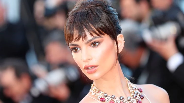 H Emily Ratajkowski φόρεσε το πανωφόρι πού θα κυριαρχήσει την άνοιξη