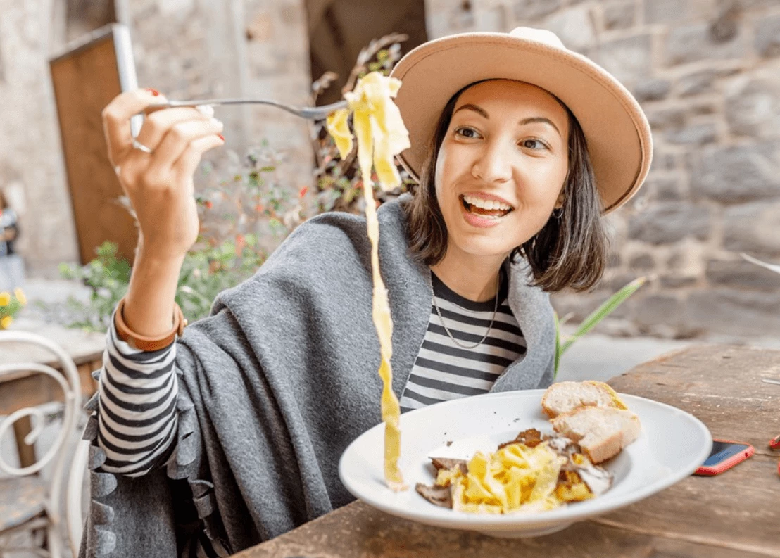 Τραπέζι για έναν: Η ευχαρίστηση του να τρως μόνη σου έξω