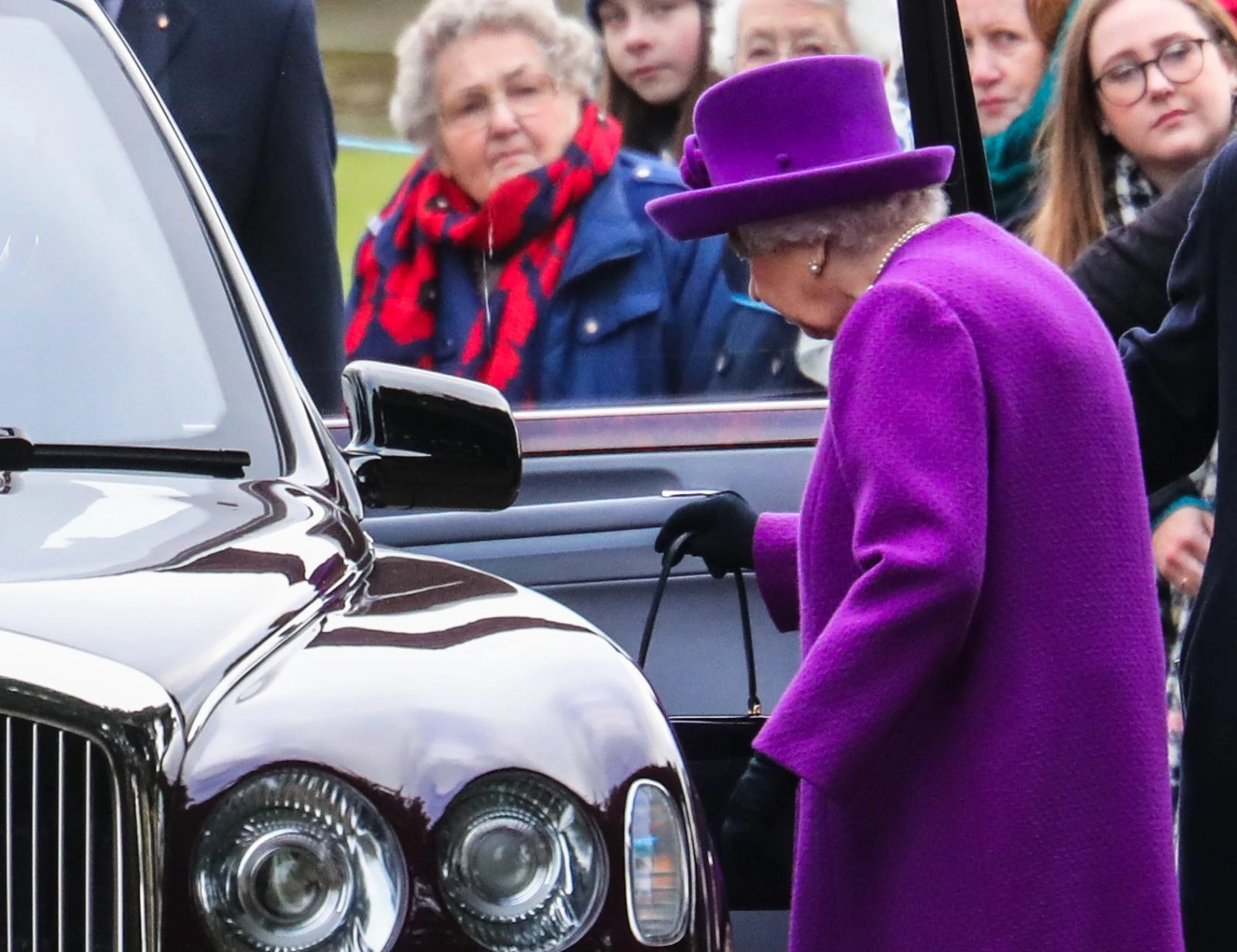 H βασίλισσα Ελισάβετ φόρεσε το χρώμα που θα δεις παντού το 2020