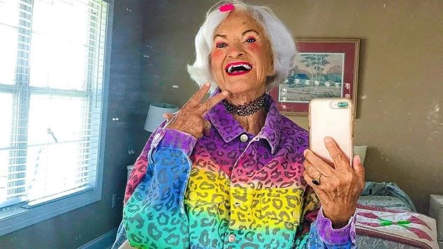 Ποια είναι η Baddie Winkle, η 92χρονη influencer με τους 4 εκατομμύρια followers στο Instagram;