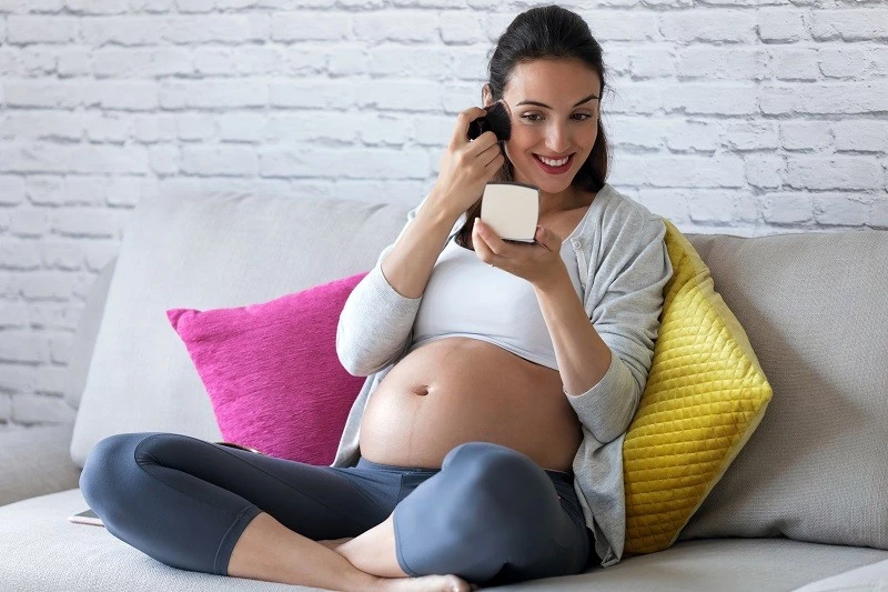 Μια αισθητικός των διασήμων λέει ποια καλλυντικά δεν πρέπει να χρησιμοποιείς στην εγκυμοσύνη